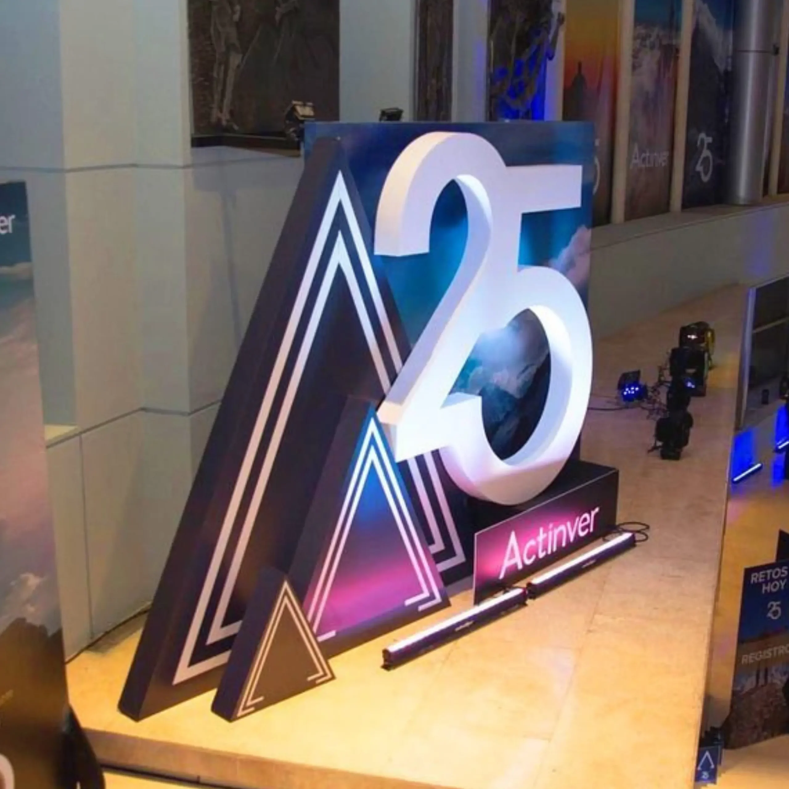 Estructura iluminada “A25” construida para activación de marca.