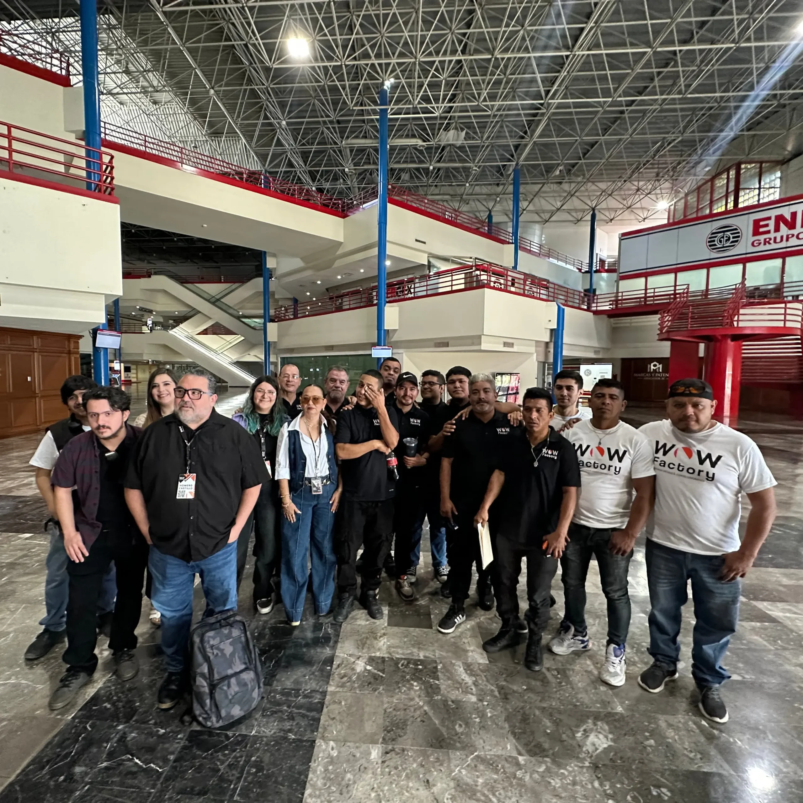 Equipo de coordinación de eventos empresariales en recinto corporativo.