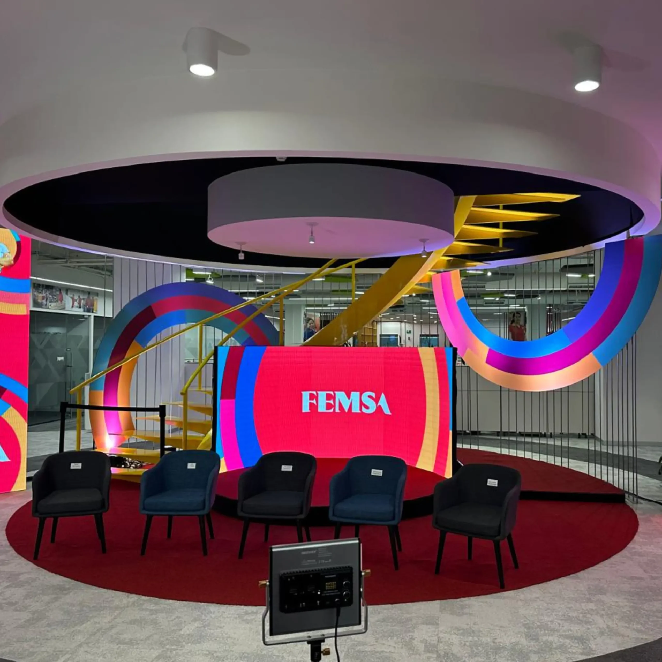 Construcción de set para evento corporativo FEMSA con escenografía y pantalla.