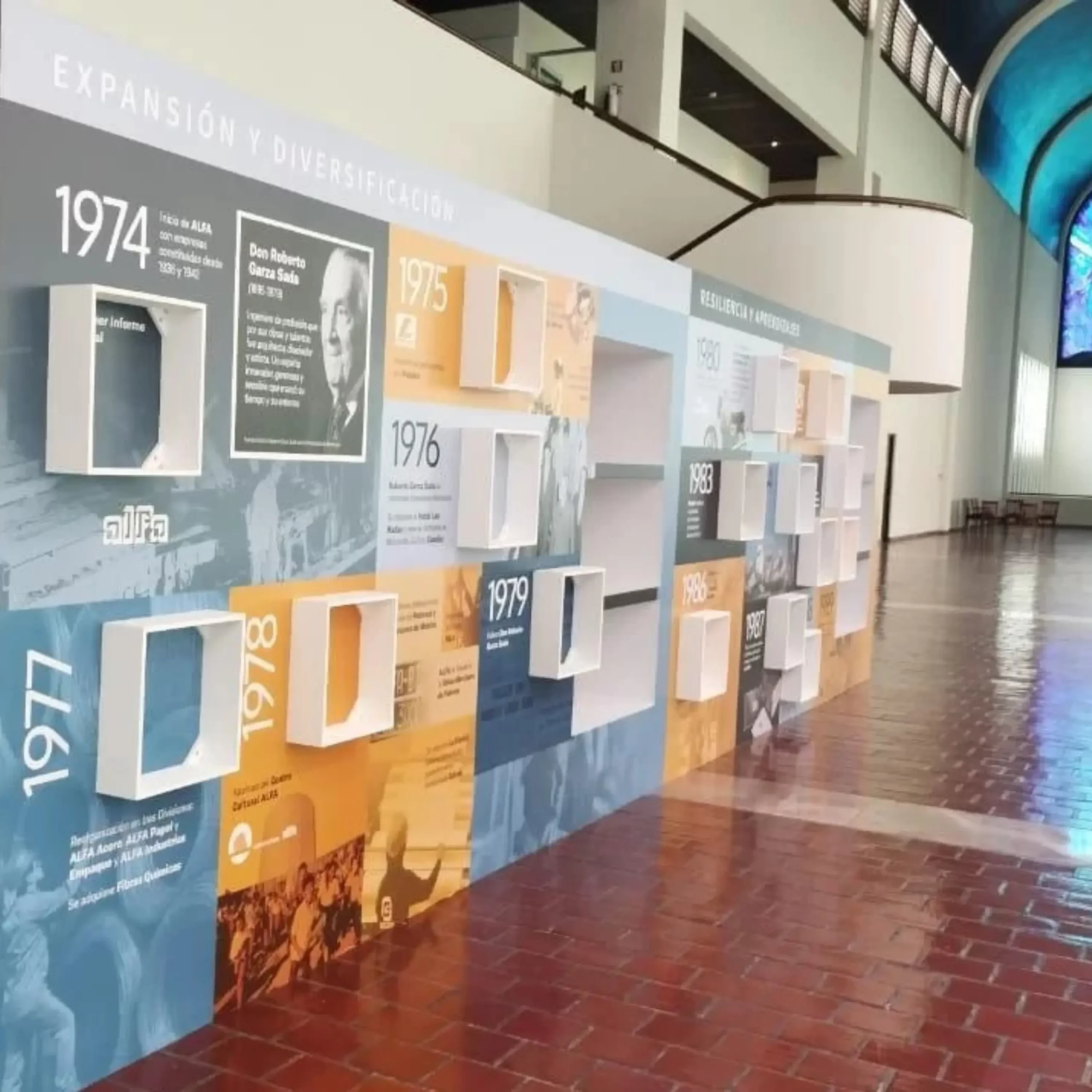 Construcción de muro museográfico con módulos para exhibición en evento.