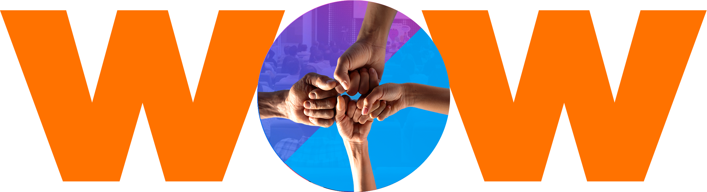 Grupo de colaboradores participando en dinámicas grupales para empresas